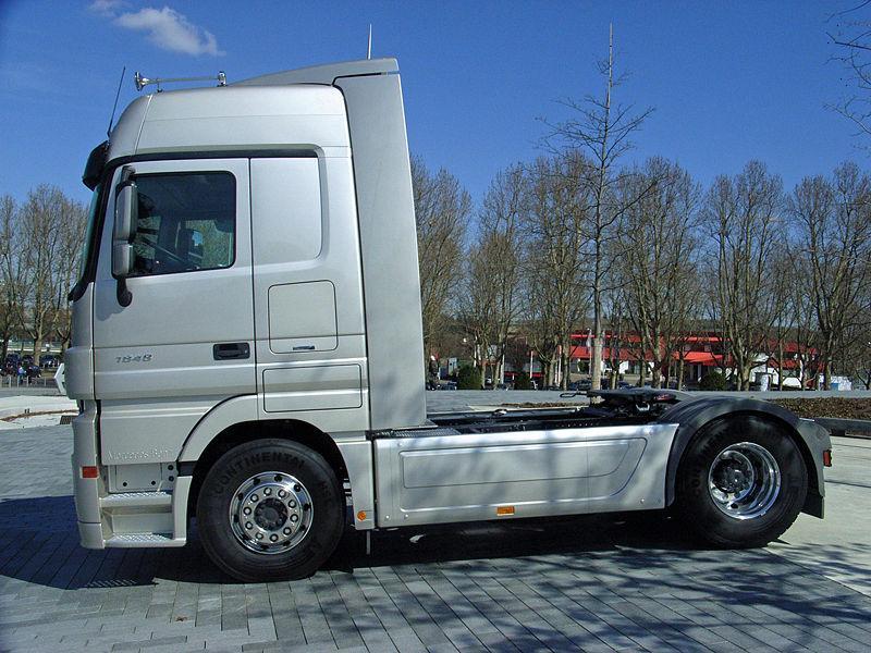 800px-Mercedes-Benz_Actros_1848_BlueTec_5-6.JPG
